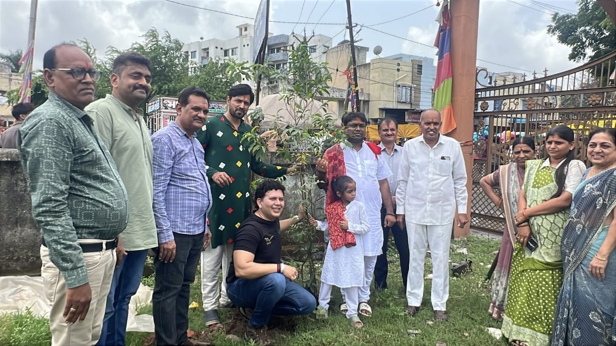 आषाढ़ी दूज पर मिनी रणूजा में ‘ग्रीनमैन’ विरल देसाई ने किया भव्य पौधारोपण व पौधा वितरण